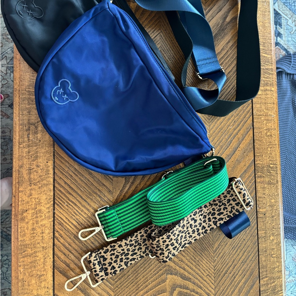 Navy blue city mouse bag with green strap